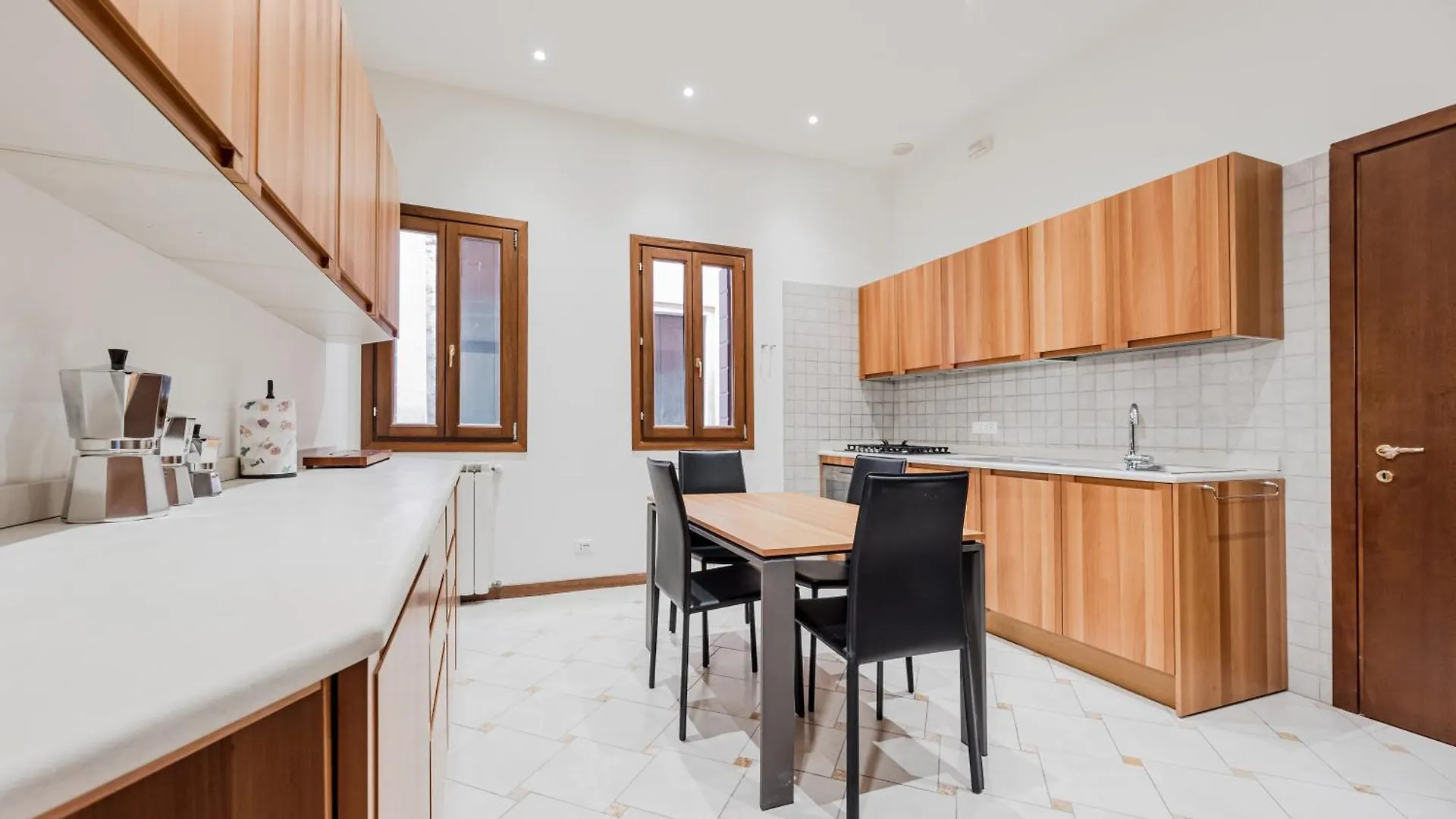 Elegant Apartment 7 Minutes From Piazza San Marco! Venedig 0*,  Italien
